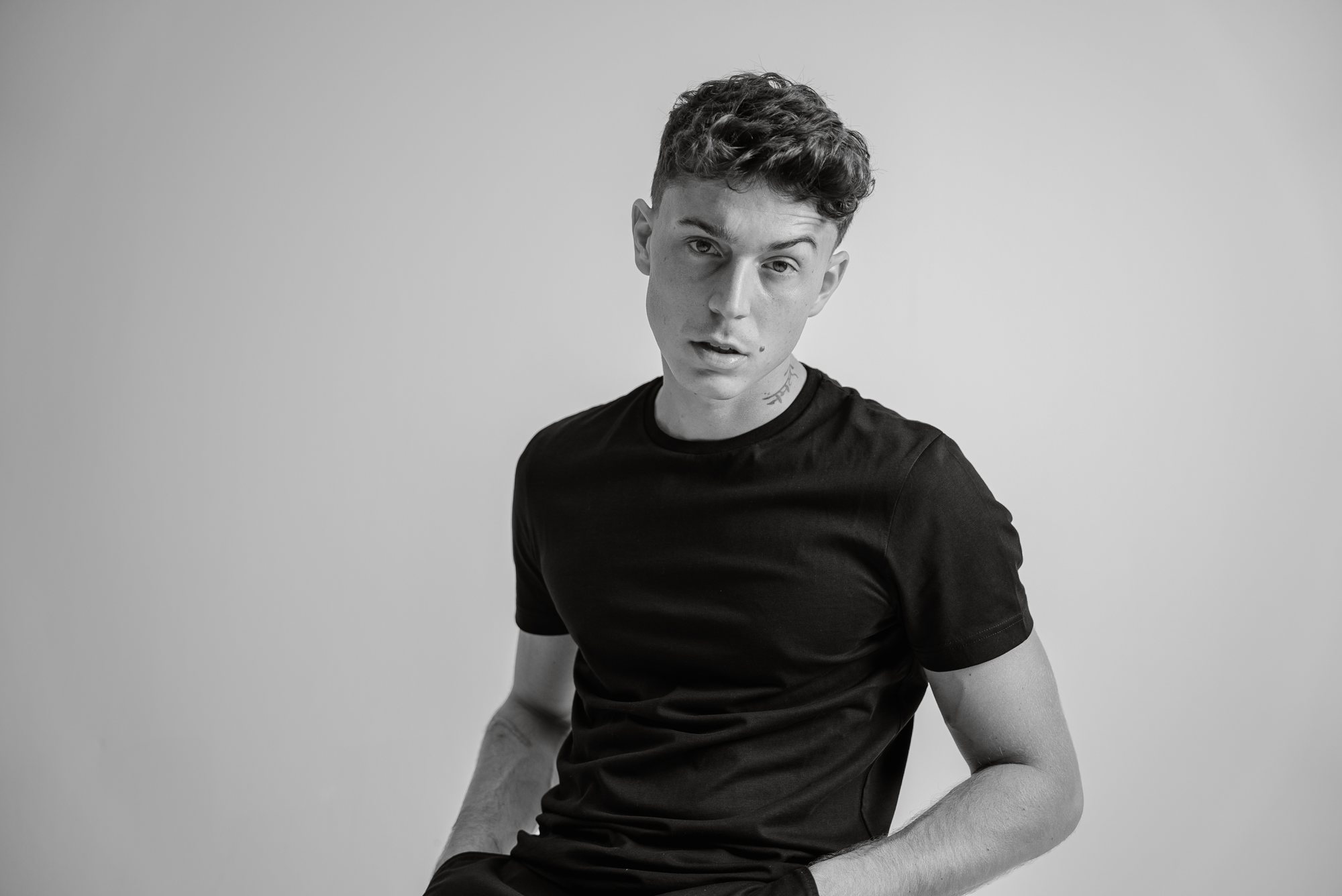Rivers Garnham — portrait studio noir et blanc
