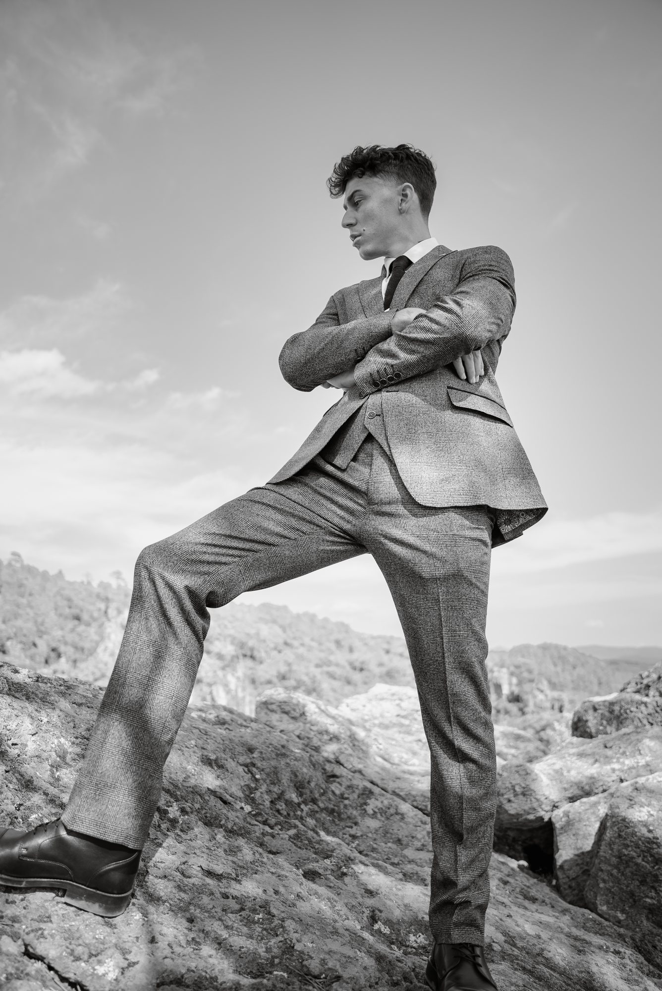 Rivers Garnham — costume sur les rochers, noir et blanc