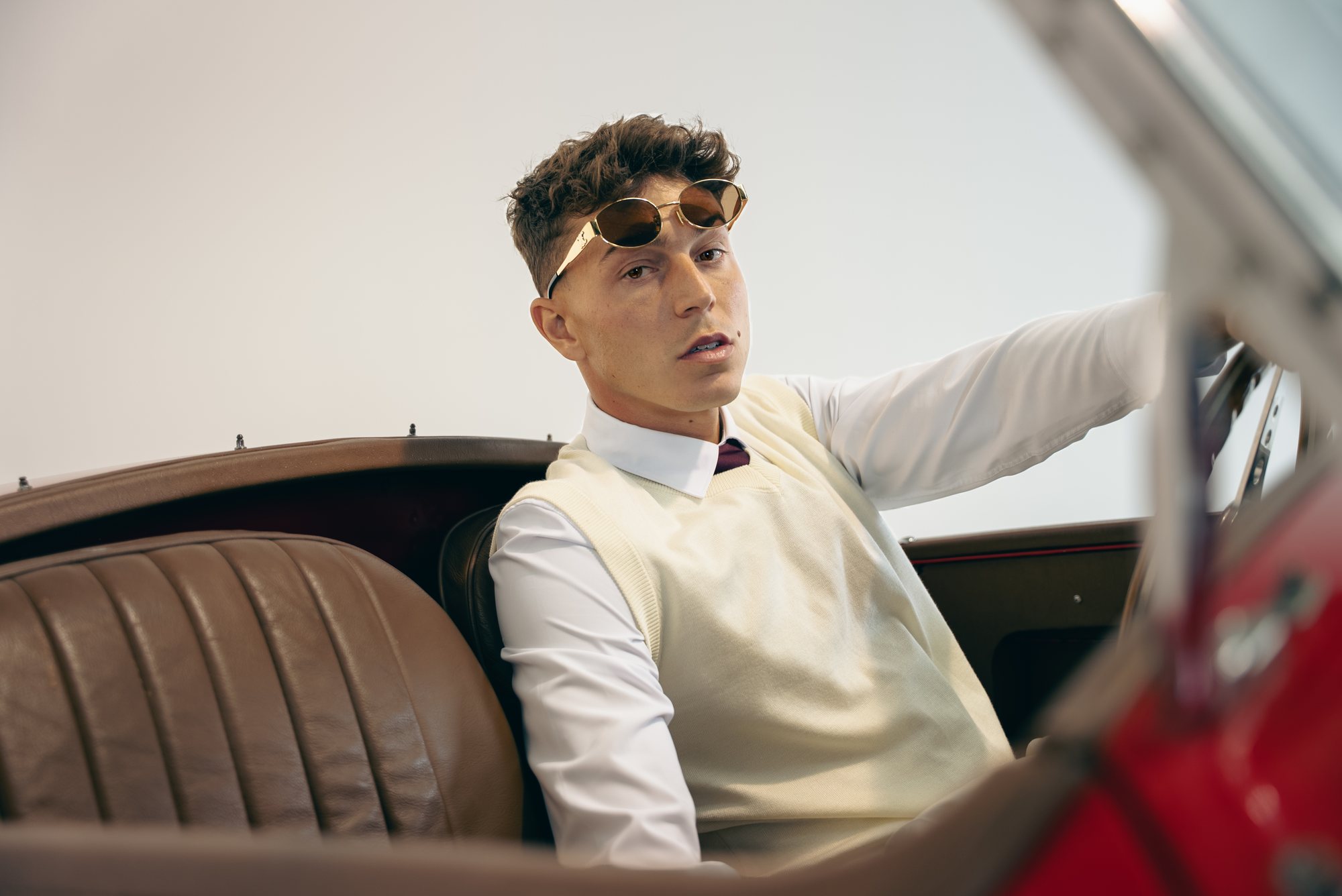 Rivers Garnham — lunettes de soleil au volant