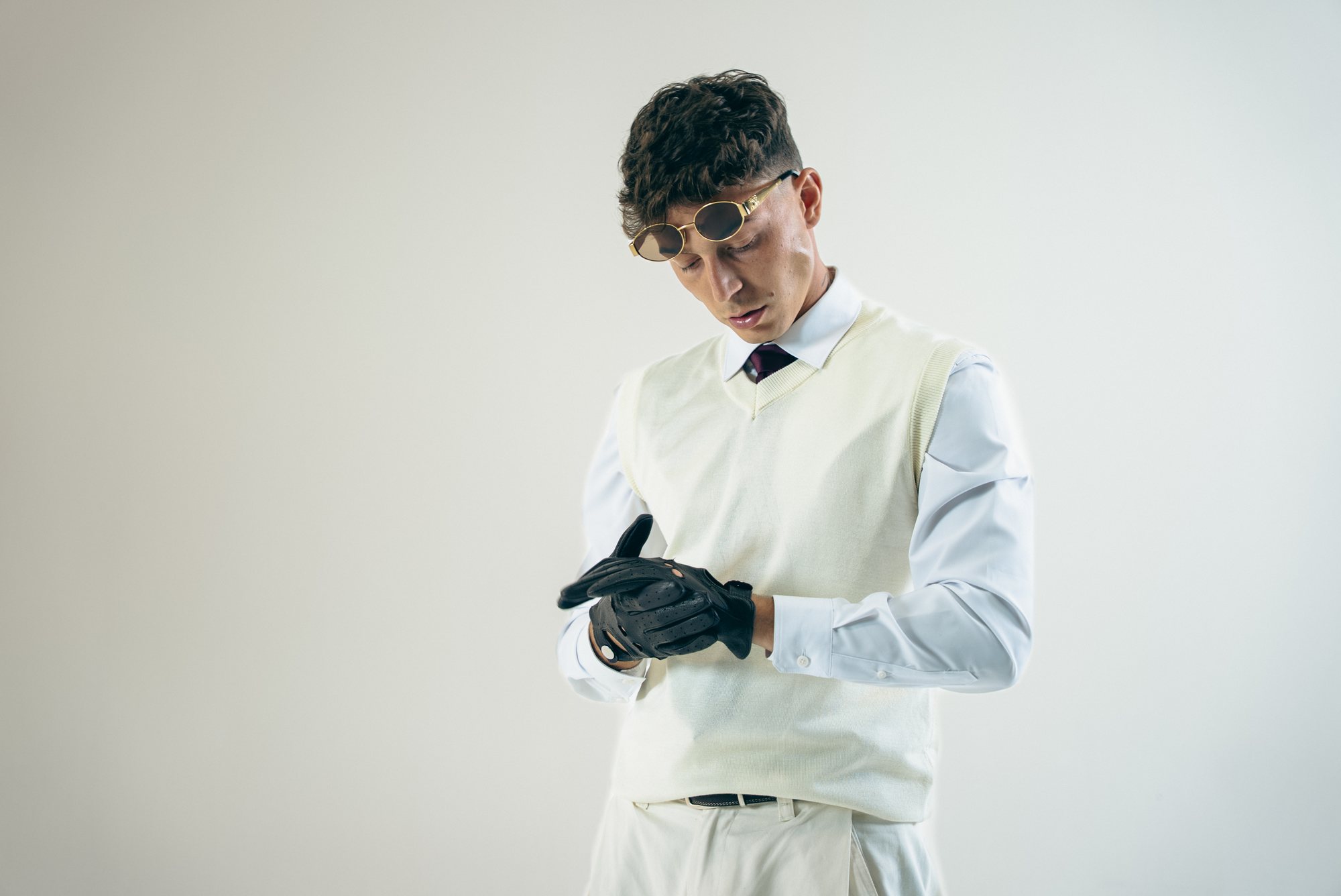 Rivers Garnham — gants de cuir, studio